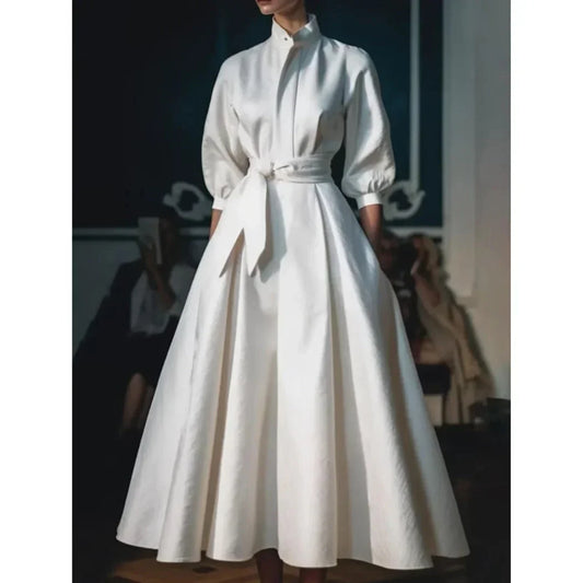 Abito midi bianco con colletto, scollo a V, linea ad A e cintura