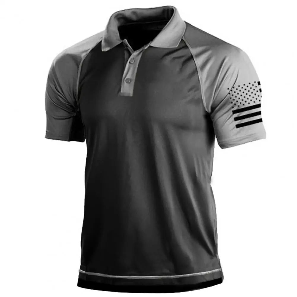 T-shirt sportiva da uomo con colletto e patchwork a bandiera