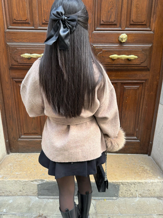 Cappotto invernale con cintura e bordo in eco-pelliccia