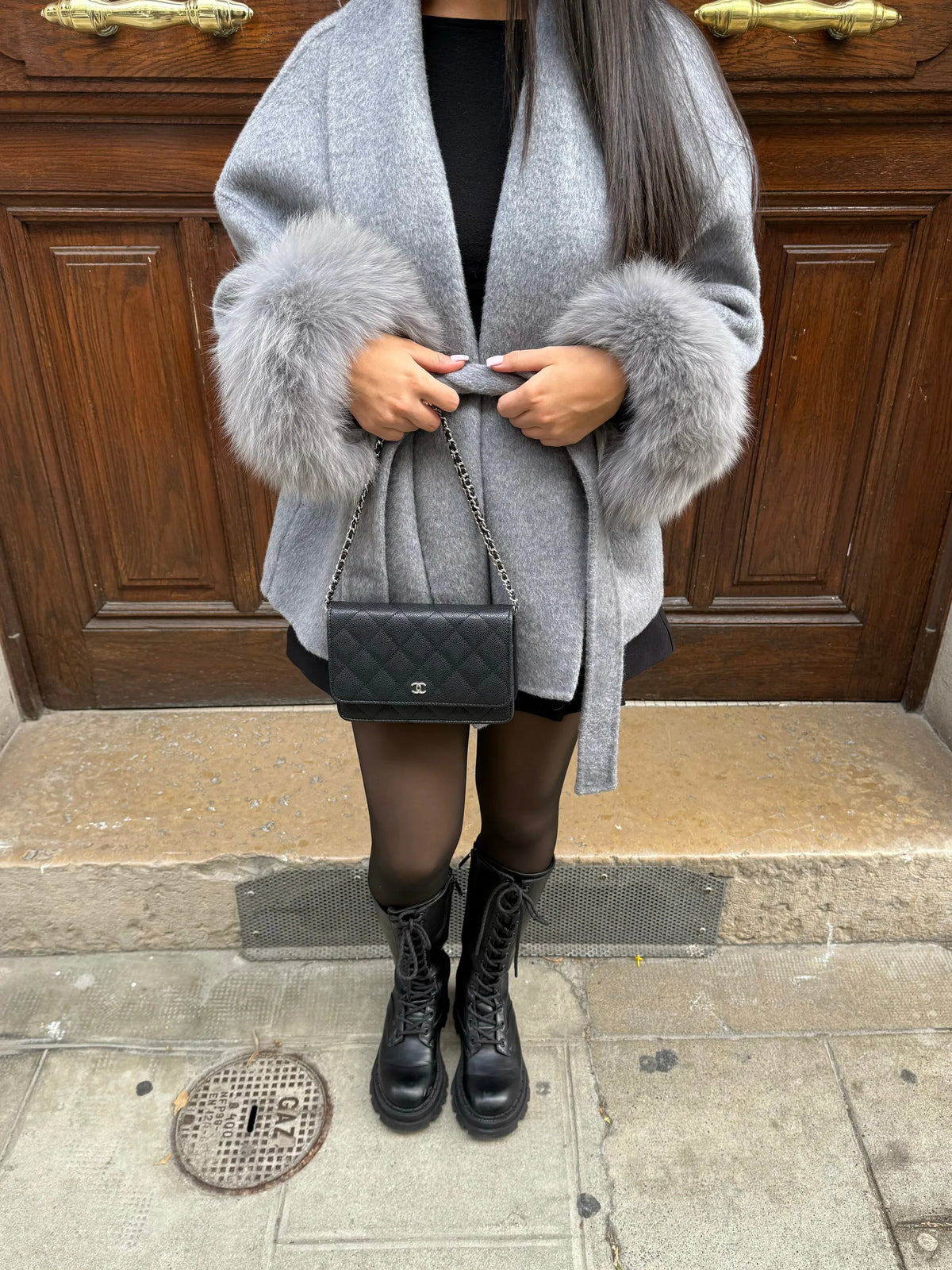 Cappotto invernale con cintura e bordo in eco-pelliccia