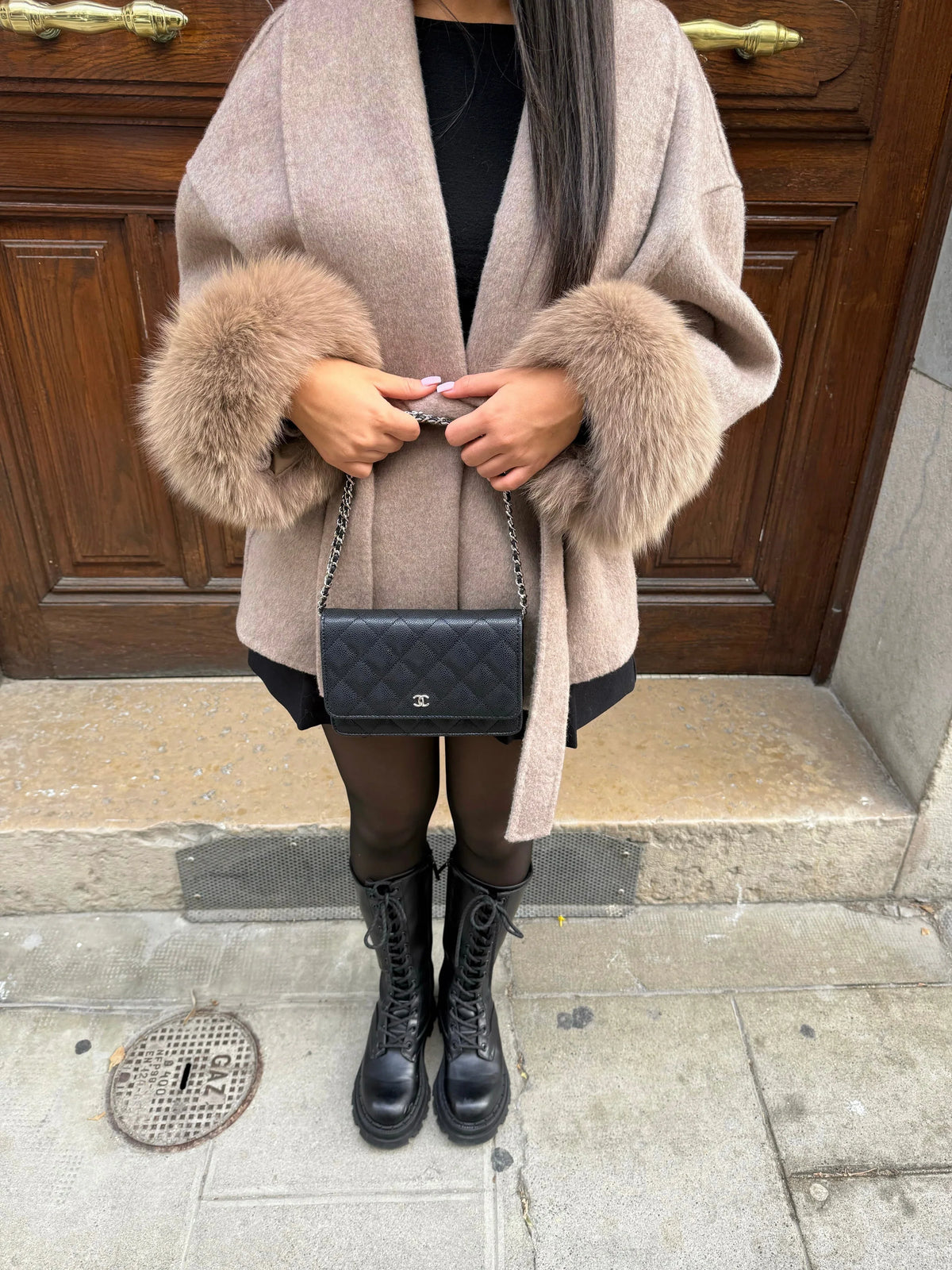 Cappotto invernale con cintura e bordo in eco-pelliccia