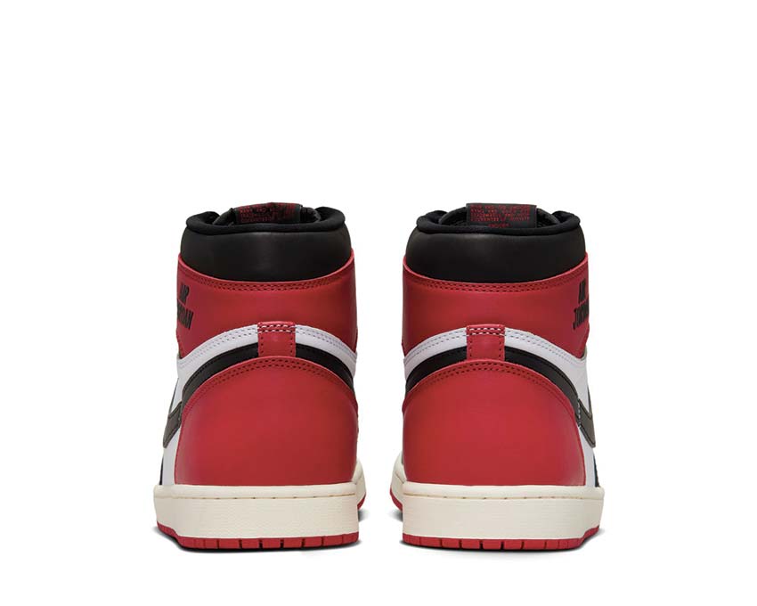 Air Jordan 1 Retro High OG "Black Toe" - vista dall'alto