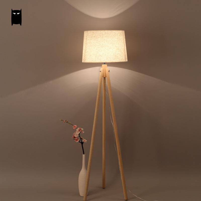 Lampada da Terra a Treppiede con Ripiani