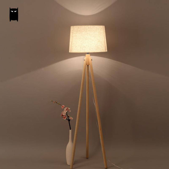 Lampada da Terra a Treppiede con Ripiani