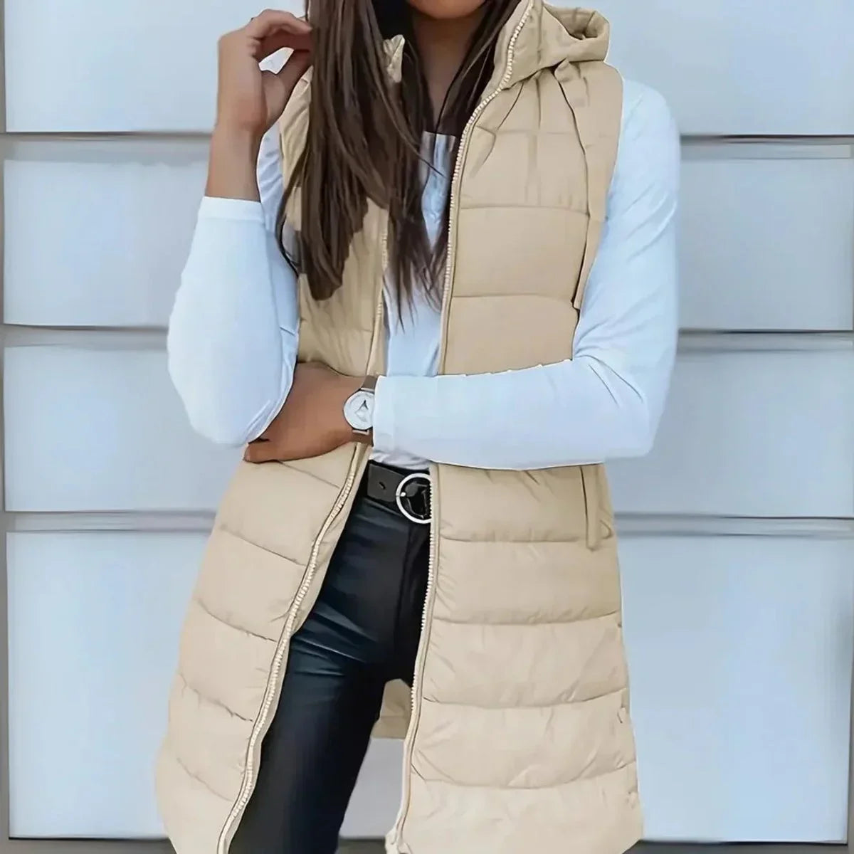 Gilet lungo smanicato imbottito con cappuccio