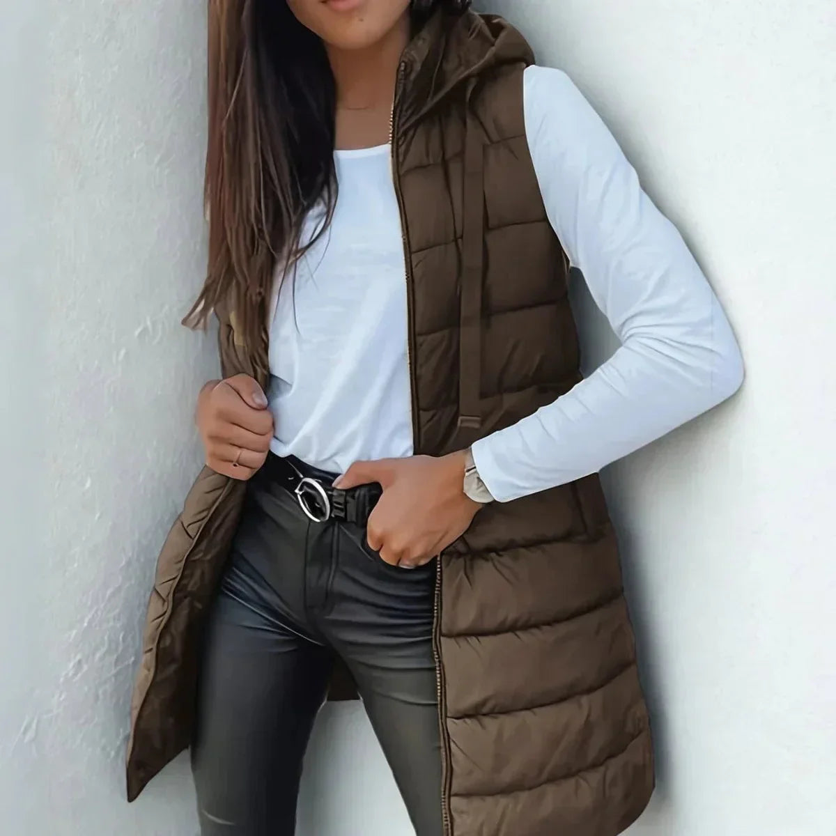 Gilet lungo smanicato imbottito con cappuccio