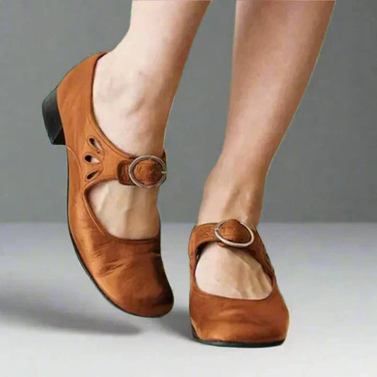 Sandali in pelle regolabili con tagli cut-out e cinturino Mary Jane