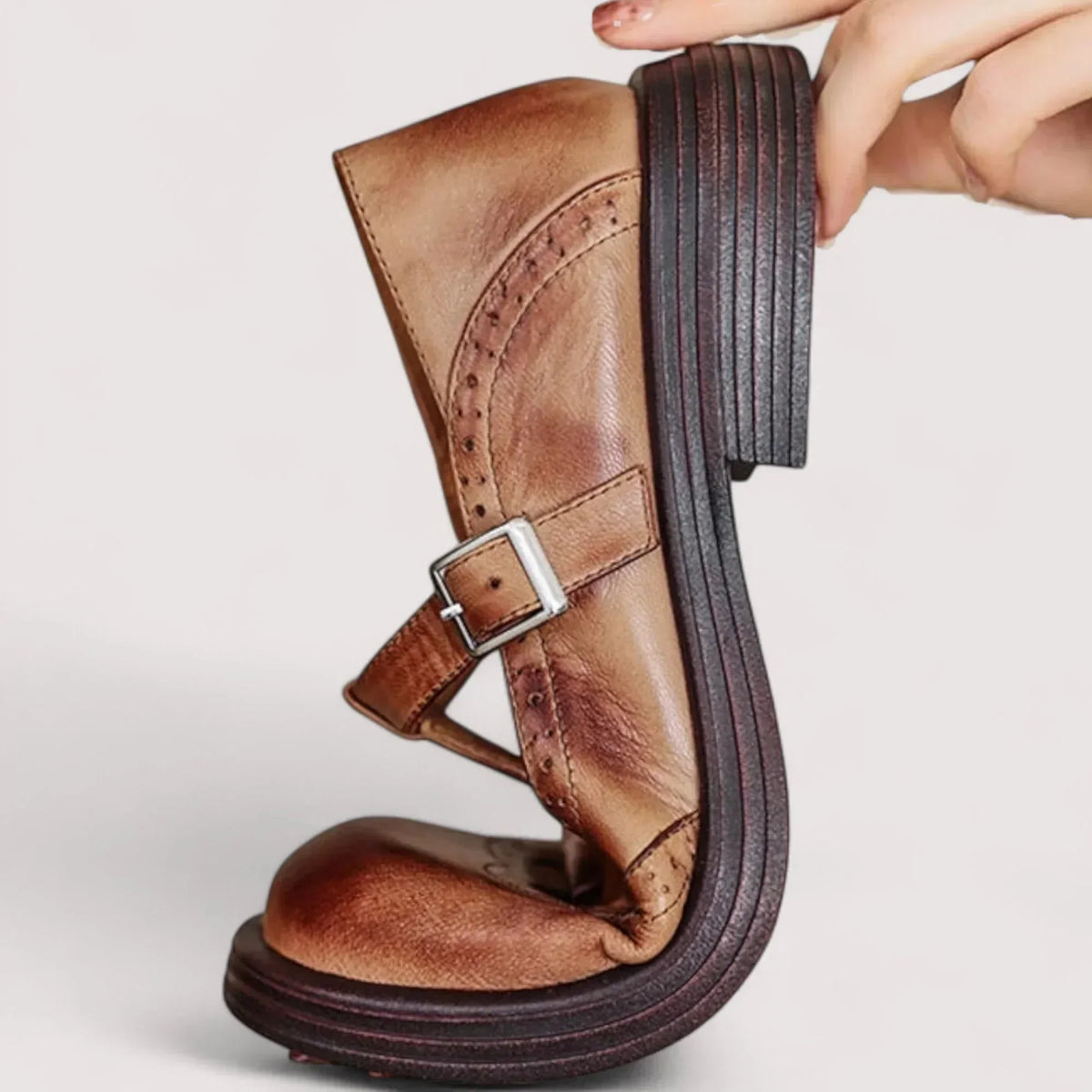 Scarpe Mary Jane in pelle con cinturino a T e dettagli brogue